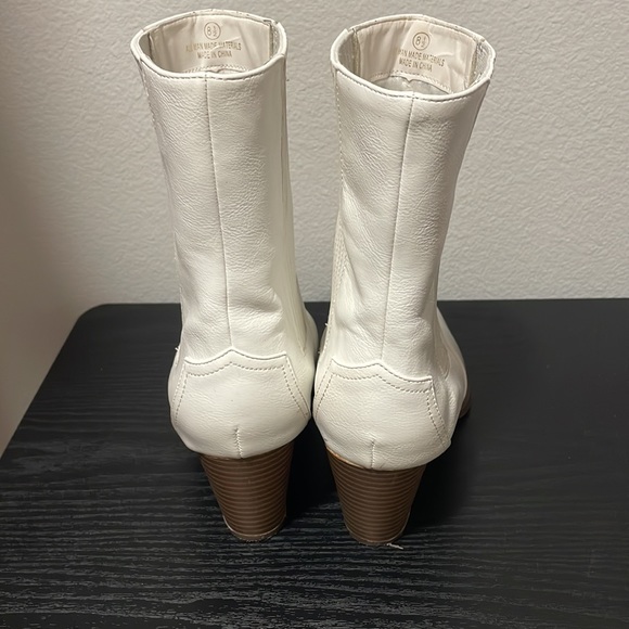 LuLus white boots - Picture 2 of 7